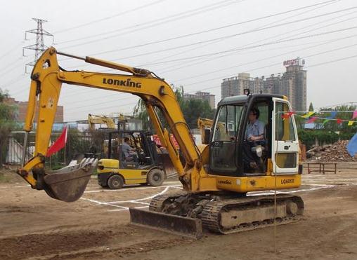 东莞南城哪里有比较靠谱的挖掘机培训学校？